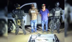 Detienen a dos hombres y aseguran camioneta blindada con armas en Mazatlán, Sinaloa