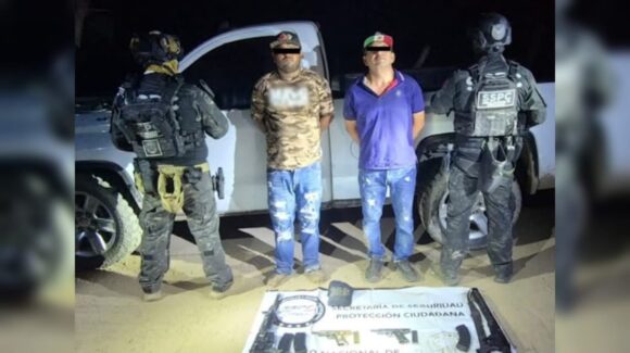 Detienen a dos hombres y aseguran camioneta blindada con armas en Mazatlán, Sinaloa