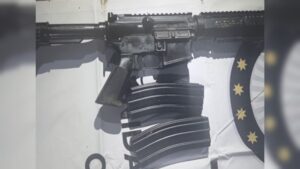 detienen a dos hombres y aseguran camioneta blindada con armas en mazatlan cargador
