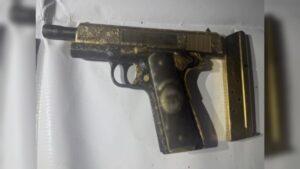 detienen a dos hombres y aseguran camioneta blindada con armas en mazatlan dorada