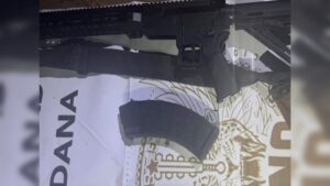 detienen a dos hombres y aseguran camioneta blindada con armas en mazatlan rifle
