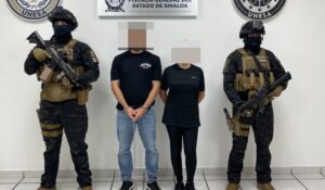 Detienen a pareja acusada de dejar corona fúnebre y vandalizar el Colegio Inglés en Culiacán, Sinaloa