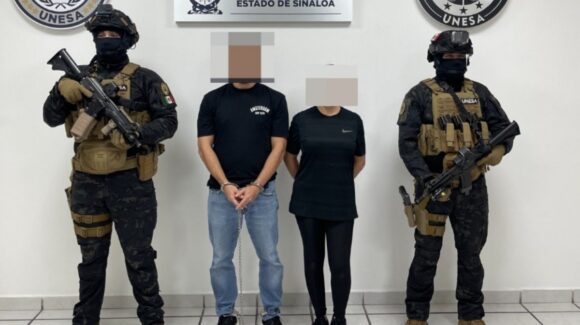 Detienen a pareja acusada de dejar corona fúnebre y vandalizar el Colegio Inglés en Culiacán, Sinaloa