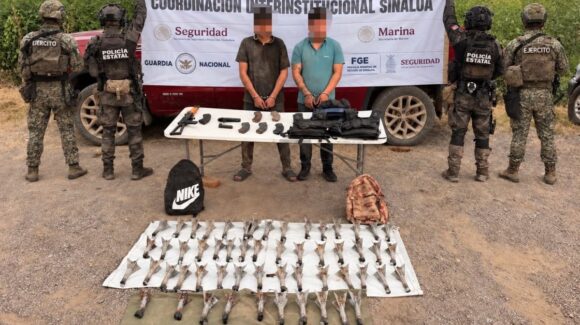 Detienen a tres hombres armados en San Ignacio; aseguran 60 explosivos para ser lanzados con drones