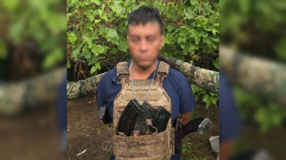 Detiene Marina a presunto infractor y asegura arma, cargadores y equipo táctico en Escuinapa, Sinaloa