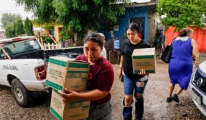 DIF Sinaloa lleva despensas, agua y cobijas a 130 familias de Lomas de Monterrey en Mazatlán