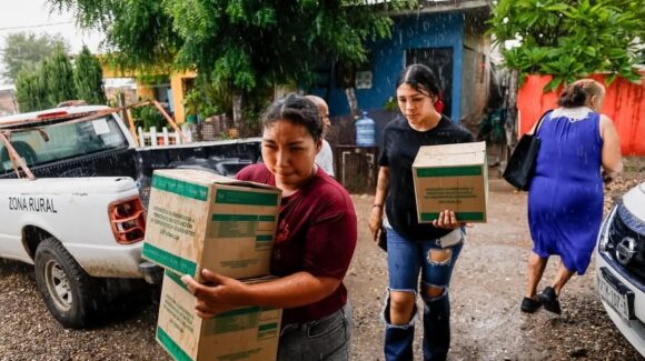 DIF Sinaloa lleva despensas, agua y cobijas a 130 familias de Lomas de Monterrey en Mazatlán
