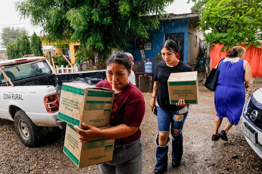 DIF Sinaloa lleva despensas, agua y cobijas a 130 familias de Lomas de Monterrey en Mazatlán