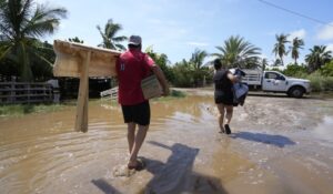 DIF Sinaloa entrega apoyos en Tetuán Nuevo, Tetuán Viejo y Dautillos, tras inundaciones en Navolato
