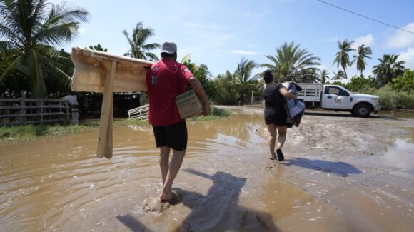 DIF Sinaloa entrega apoyos en Tetuán Nuevo, Tetuán Viejo y Dautillos, tras inundaciones en Navolato