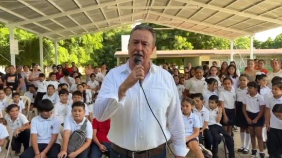 Por árboles energizados, primaria de El Tajito, Guasave, se va a clases virtuales; exigen atención a CFE