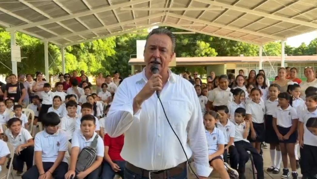 Directo de plantel educativo de Guasave