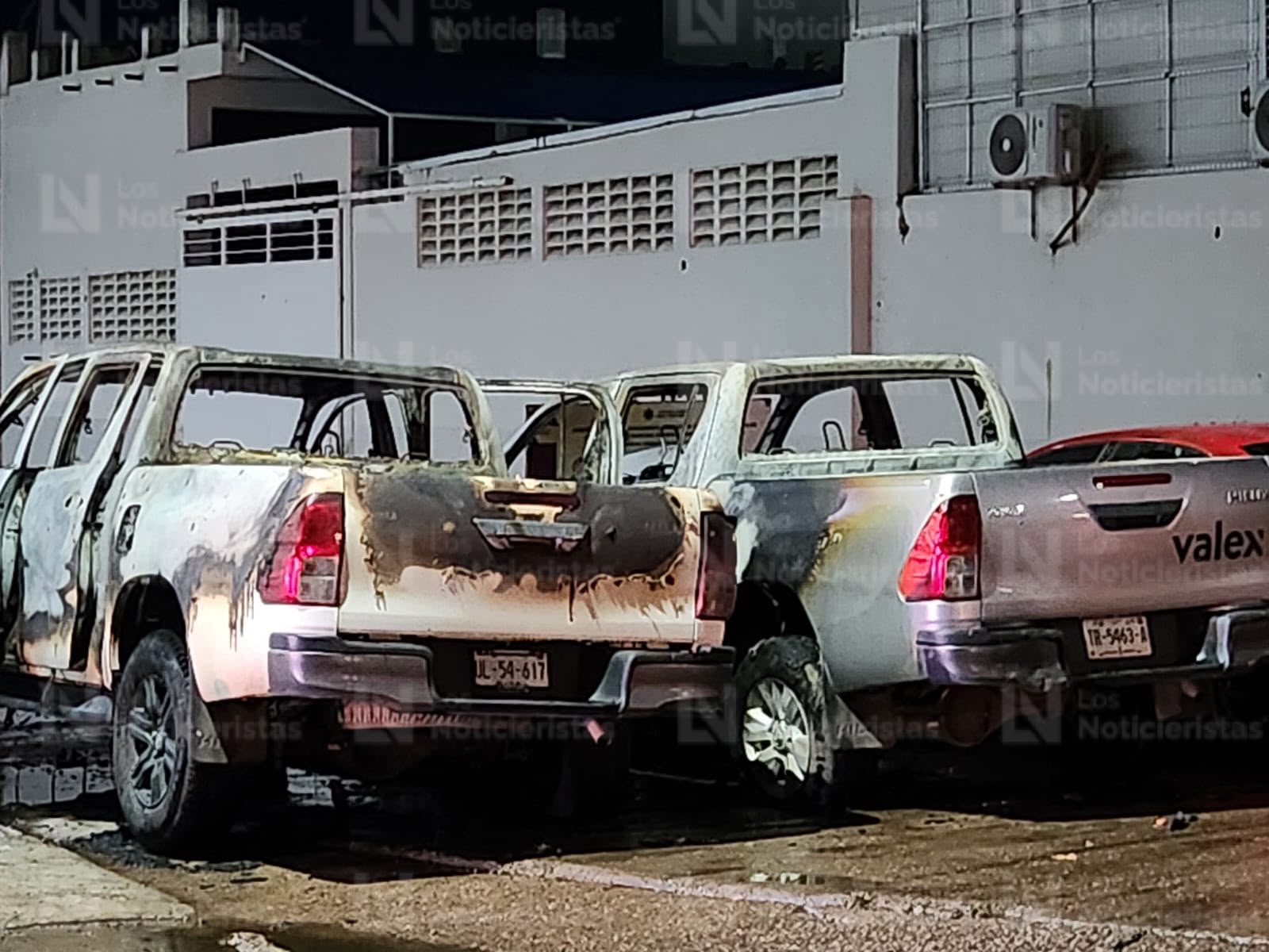 ! Disparan contra tres unidades y les prenden fuego junto a departamentos en la 6 de enero en Culiacán