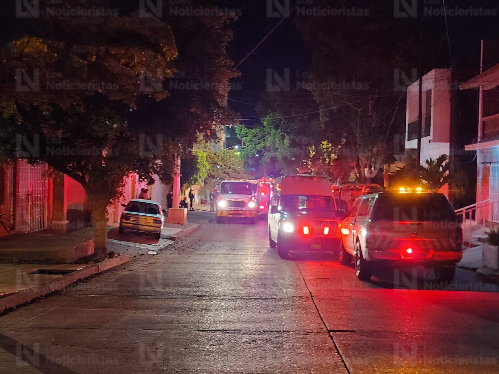 ! Disparan contra tres unidades y les prenden fuego junto a departamentos en la 6 de enero en Culiacán