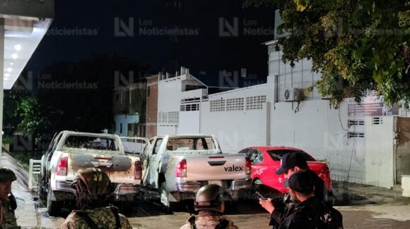 ¡Evacuan a los habitantes! Disparan contra tres unidades y les prenden fuego junto a departamentos en la 6 de enero en Culiacán, Sinaloa