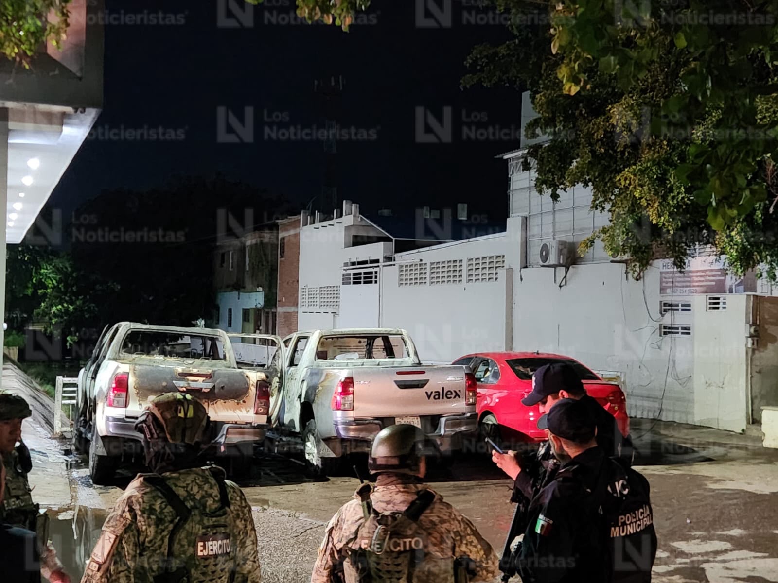 ! Disparan contra tres unidades y les prenden fuego junto a departamentos en la 6 de enero en Culiacán