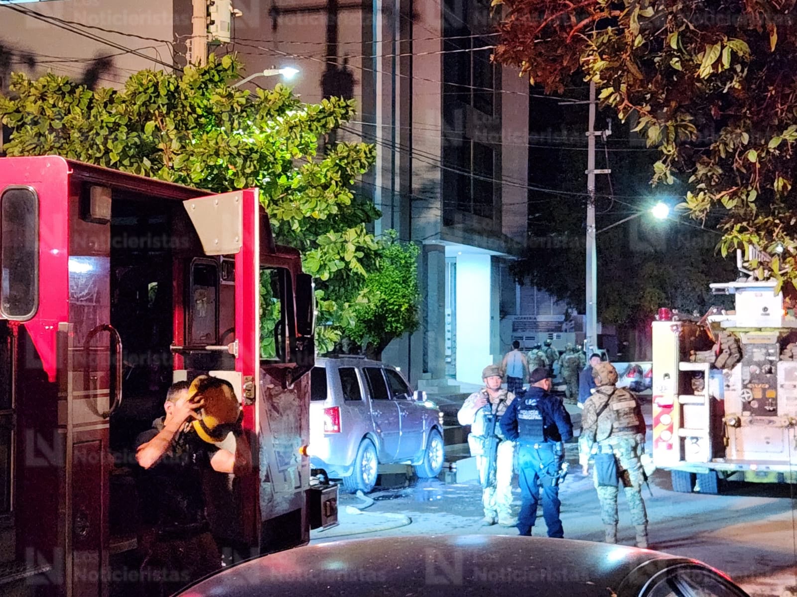 ! Disparan contra tres unidades y les prenden fuego junto a departamentos en la 6 de enero en Culiacán