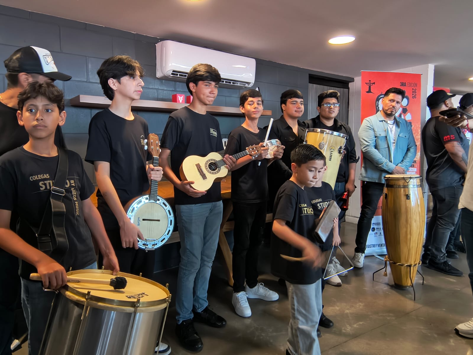 Donan instrumentos tradicionales para la formación de talentos mazatlecos
