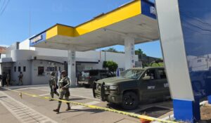 Ejecutan a dos hombres a bordo de camioneta en estación de gasolina del sector Humaya en Culiacán