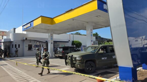 Ejecutan a dos hombres a bordo de camioneta en estación de gasolina del sector Humaya en Culiacán