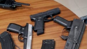 dos mujeres entre los detenidos junto con el peli armas