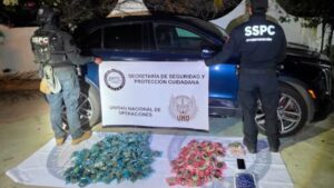 dos mujeres entre los detenidos junto con el peli policia