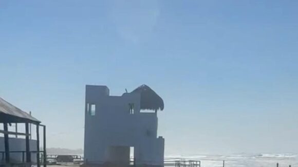 Efectos del huracán Polo se sienten en playa Las Glorias y La Pitahaya, Guasave