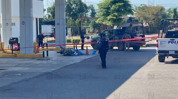 Ejecutan a balazos a un motociclista en una gasolinera de Villa Unión, Sinaloa