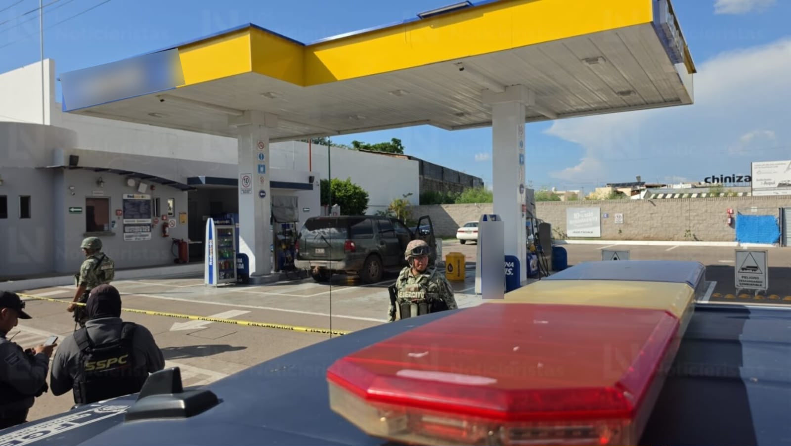 Ejecutan a dos hombres a bordo de camioneta en estación de gasolina del sector Humaya en Culiacán