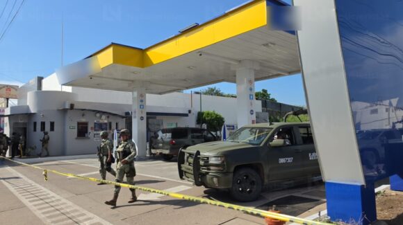 Ejecutan a dos hombres a bordo de camioneta en estación de gasolina del sector Humaya en Culiacán