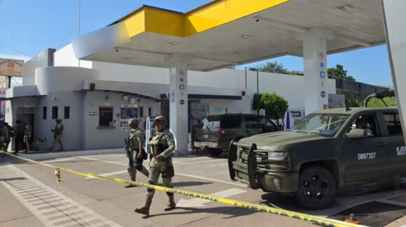 Ejecutan a dos hombres a bordo de camioneta en estación de gasolina del sector Humaya en Culiacán