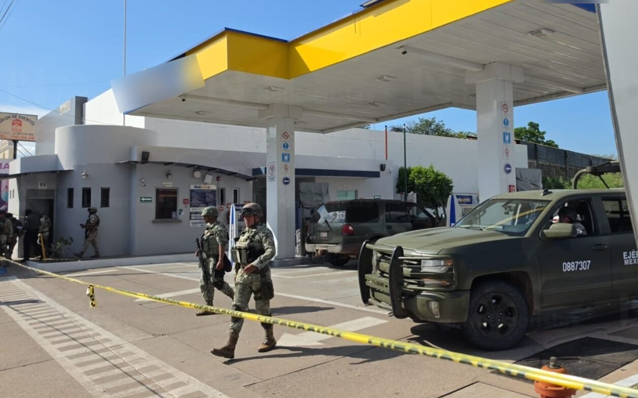 Ejecutan a dos hombres a bordo de camioneta en estación de gasolina del sector Humaya en Culiacán