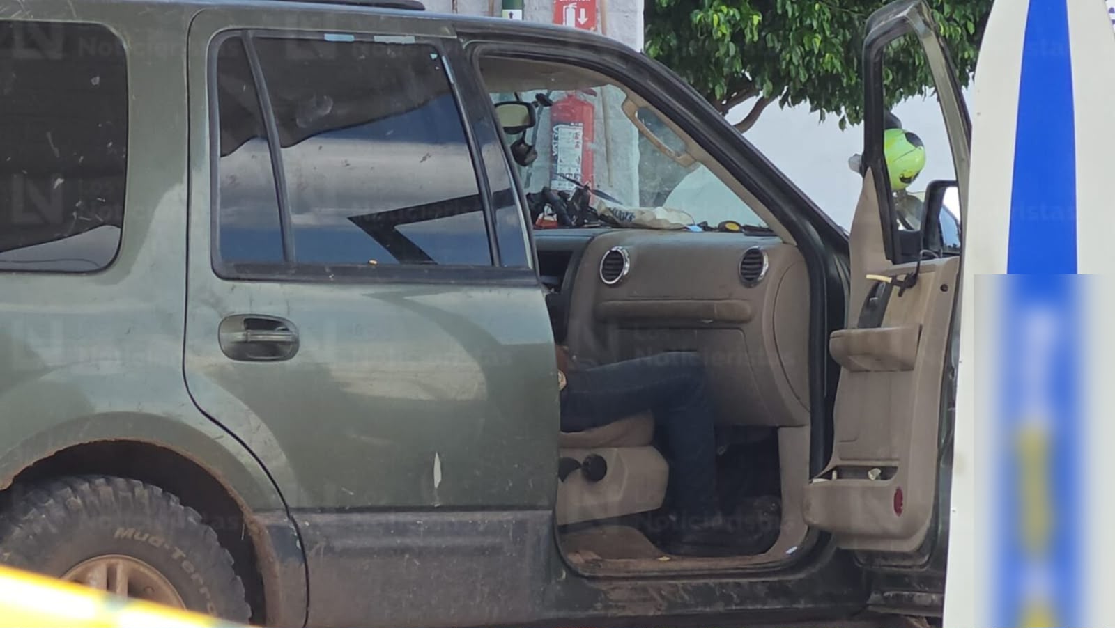 Ejecutan a dos hombres a bordo de camioneta en estación de gasolina del sector Humaya en Culiacán