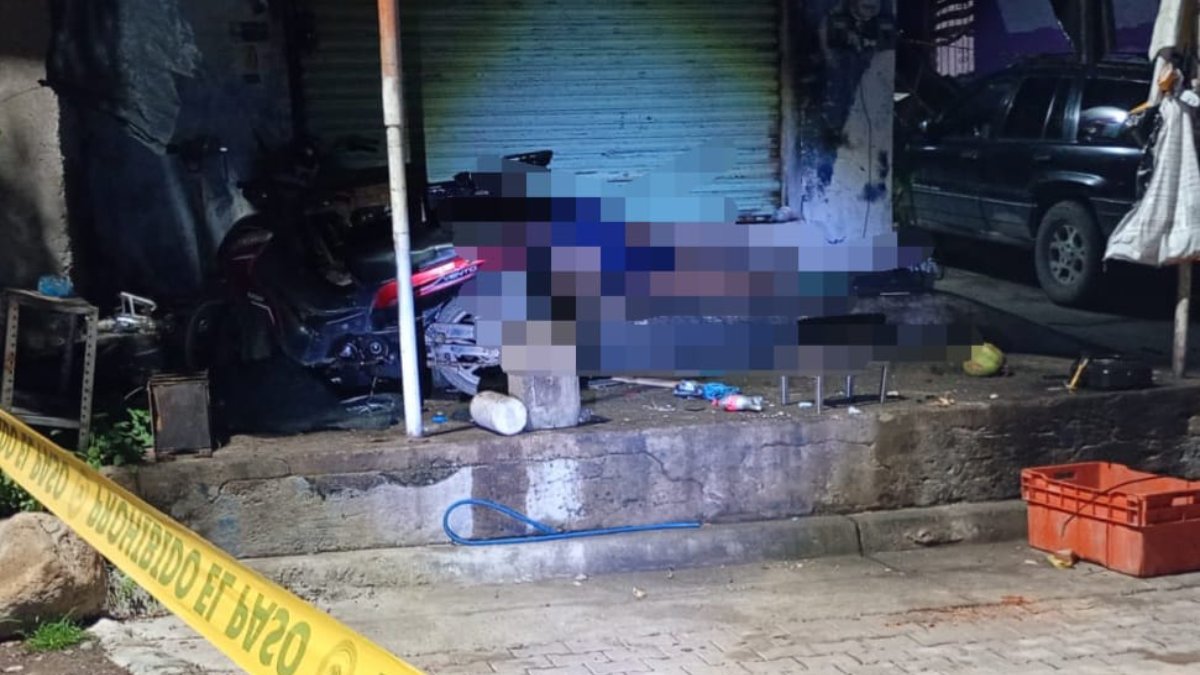 ejecutan a balazos a joven en un taller de motocicletas en escuinapa