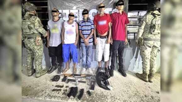 Ejército detiene a cinco personas en Mazatlán, Sinaloa; aseguran armas, 122 cartuchos y un explosivo