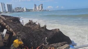 el mar arrasa con palapas de mariscos en mazatlan