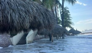 ¡El mar arrasa con palapas de mariscos en Mazatlán, Sinaloa! ‘Polo’ deja daños en restaurantes de la Avenida del Mar este lunes 28 de septiembre