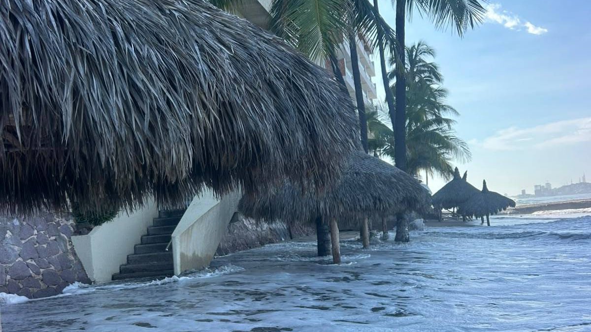 el mar arrasa con palapas de mariscos en mazatlan agua