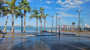 el mar arrasa con palapas de mariscos en mazatlan malecon