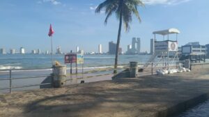 el mar arrasa con palapas de mariscos en mazatlan sin