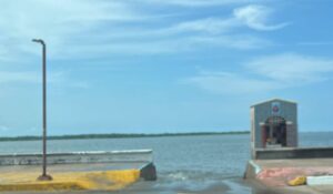 ¡El mar entra a Teacapán, Escuinapa, Sinaloa! Huracán ‘Polo’ eleva la marea y lleva agua a calles del puerto