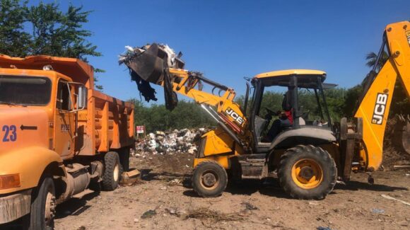 Eliminan basureros clandestinos en Las Glorias con apoyo de particulares y Gobierno de Guasave, Sinaloa