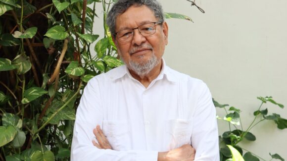 Distinguen a Élmer Mendoza con el Premio Excelencia en Letras de Humanidad 2026