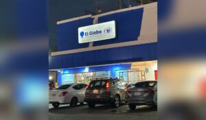 Empresario arranca árboles frente a su negocio en Los Mochis