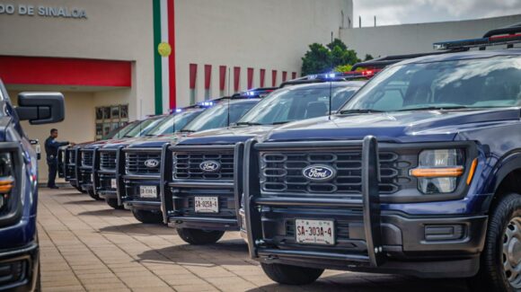 Gobierno de Sinaloa entrega 36 patrullas y 500 radios para reforzar seguridad en los 20 municipios