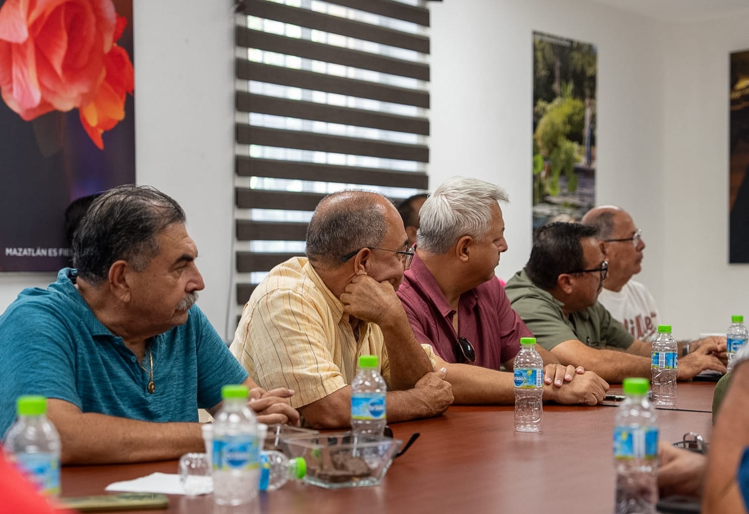 Entregan credenciales a guías de turistas certificados en Mazatlán