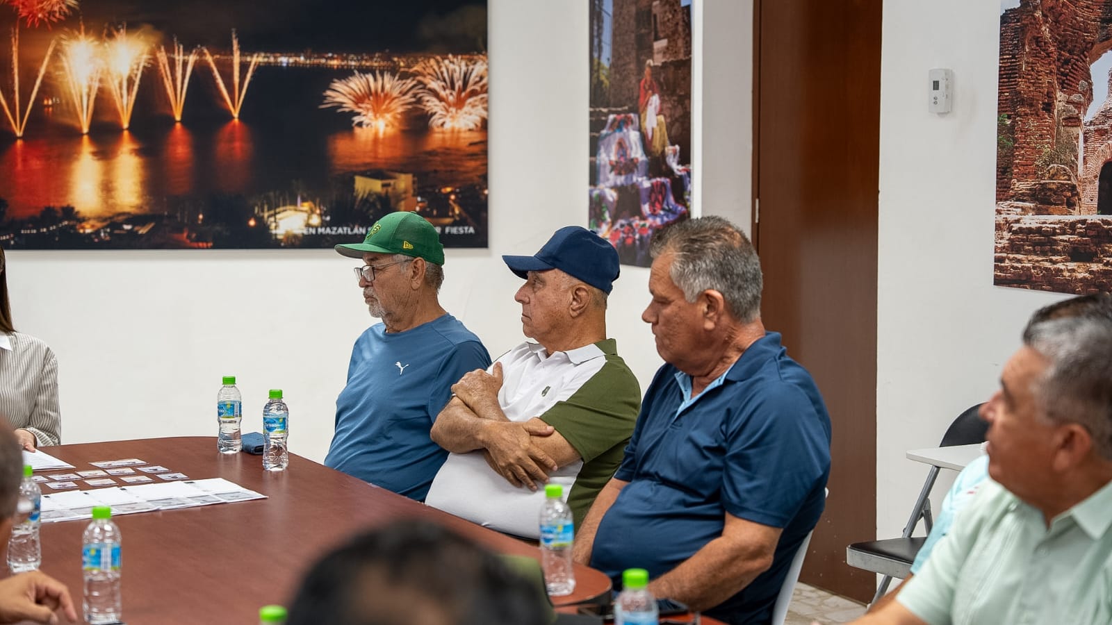 Entregan credenciales a guías de turistas certificados en Mazatlán