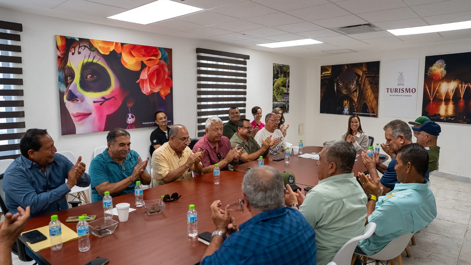 Entregan credenciales a guías de turistas certificados en Mazatlán