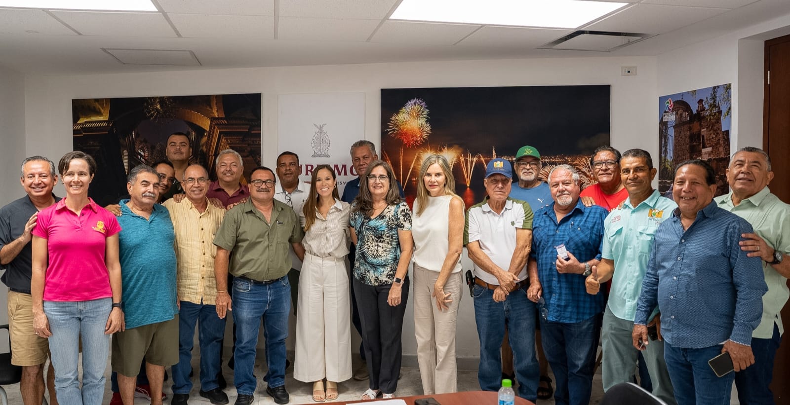 Entregan credenciales a guías de turistas certificados en Mazatlán