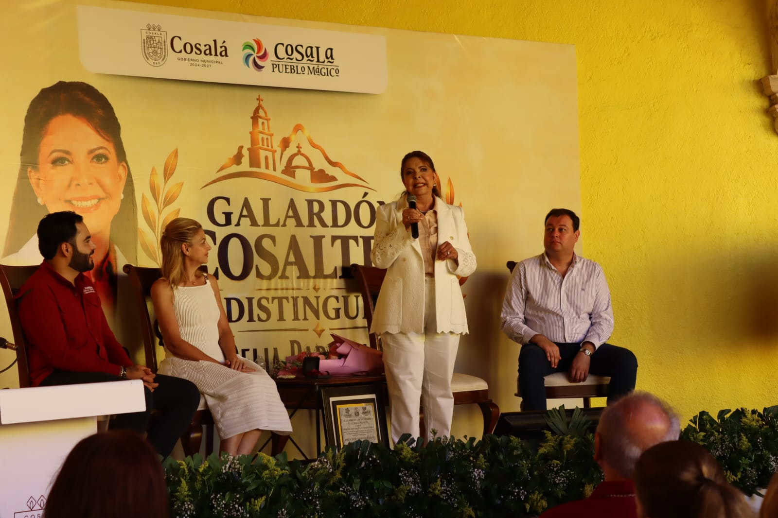 Entregan el galardón "Cosalteco Distinguido" a Delia Barraza